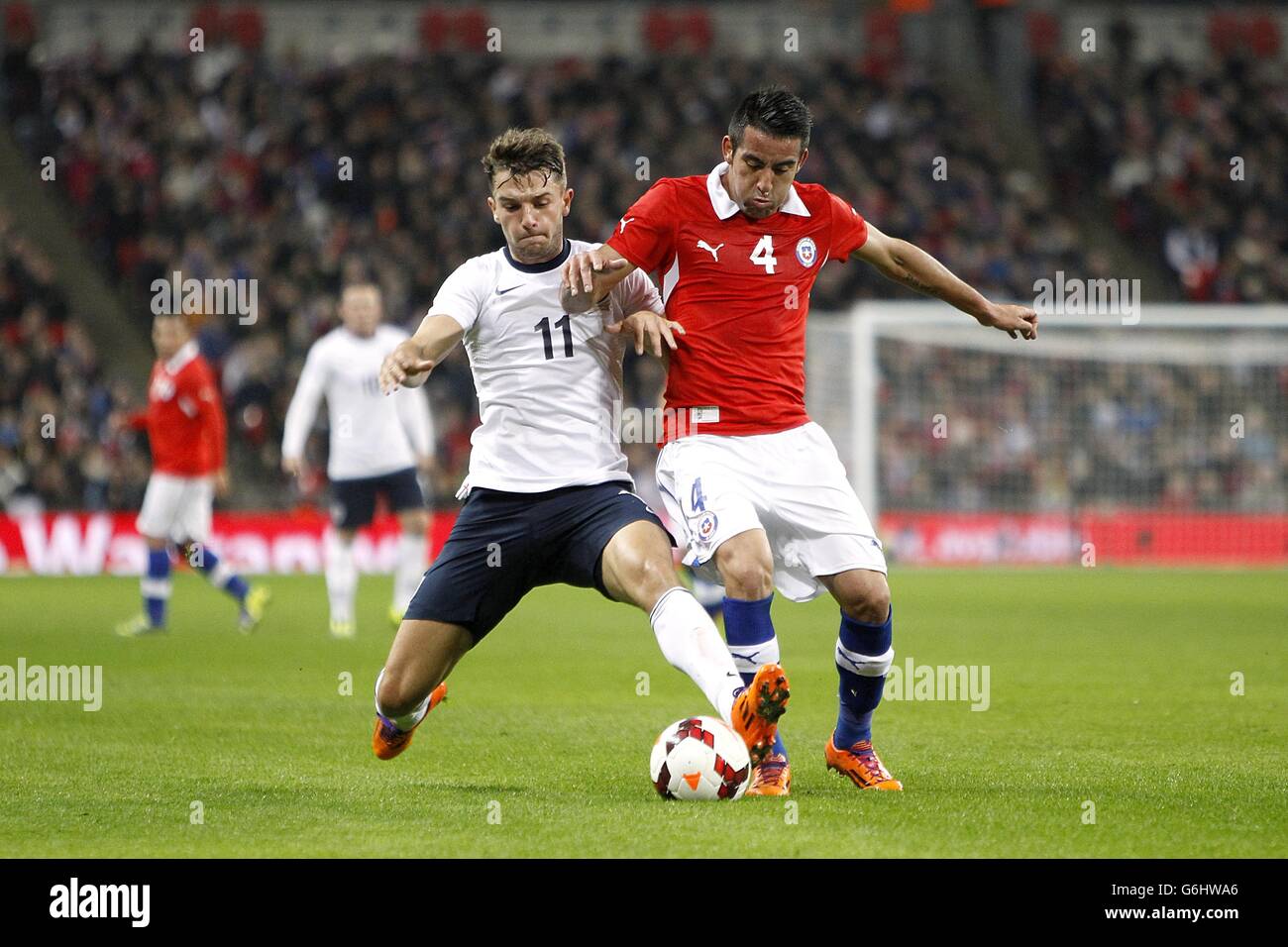 Soccer - International Friendly - England v Chile - Wembley Stadium. England's Jay Rodriguez and Chile's Mauricio Isla (right) battle for the ball Stock Photo