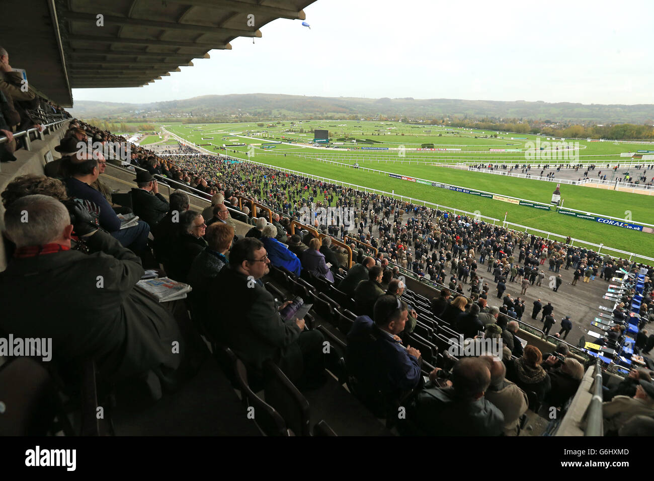Racing cheltenham countryside day racegoers hi-res stock photography ...