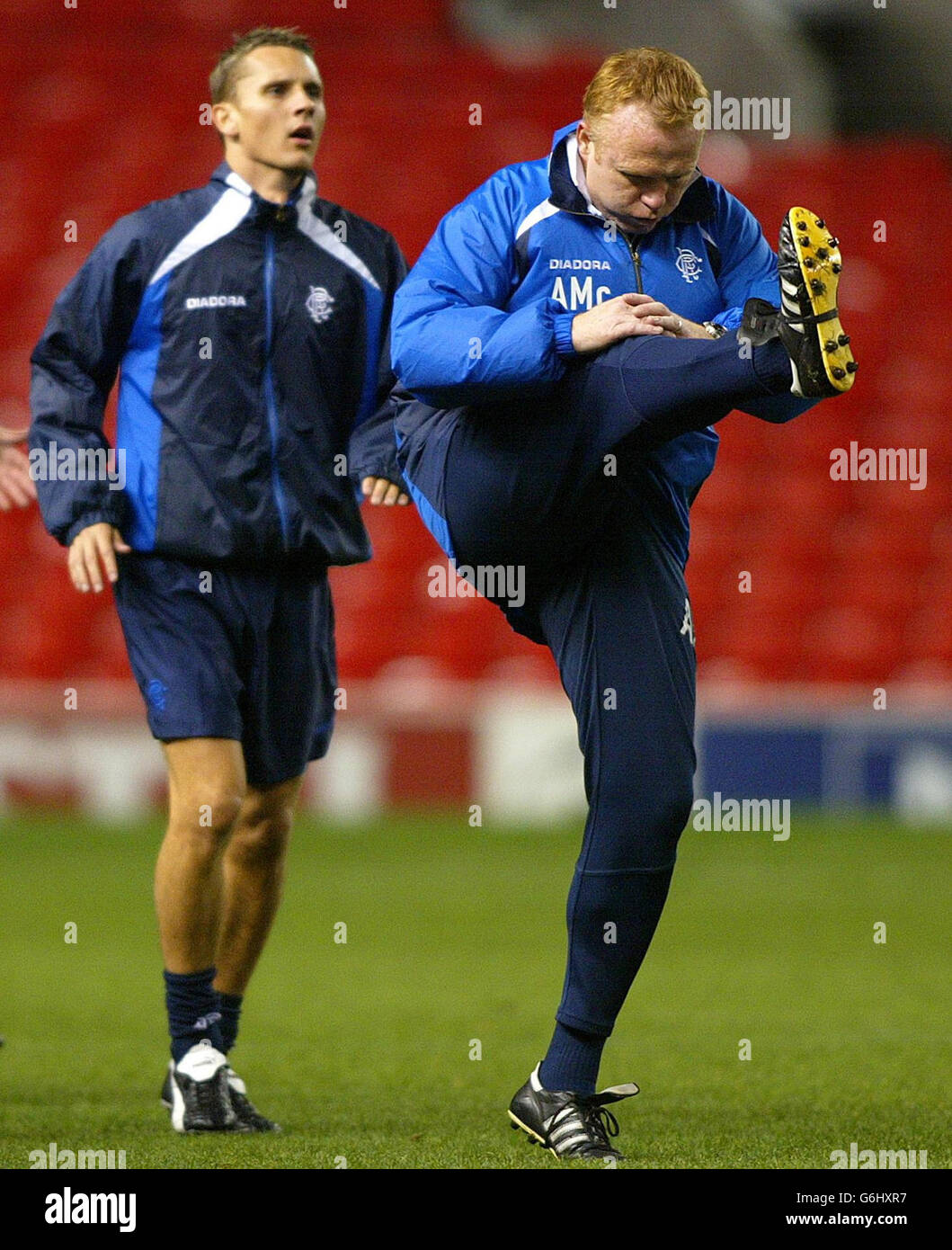 Sport football training alex mcleish hi-res stock photography and ...