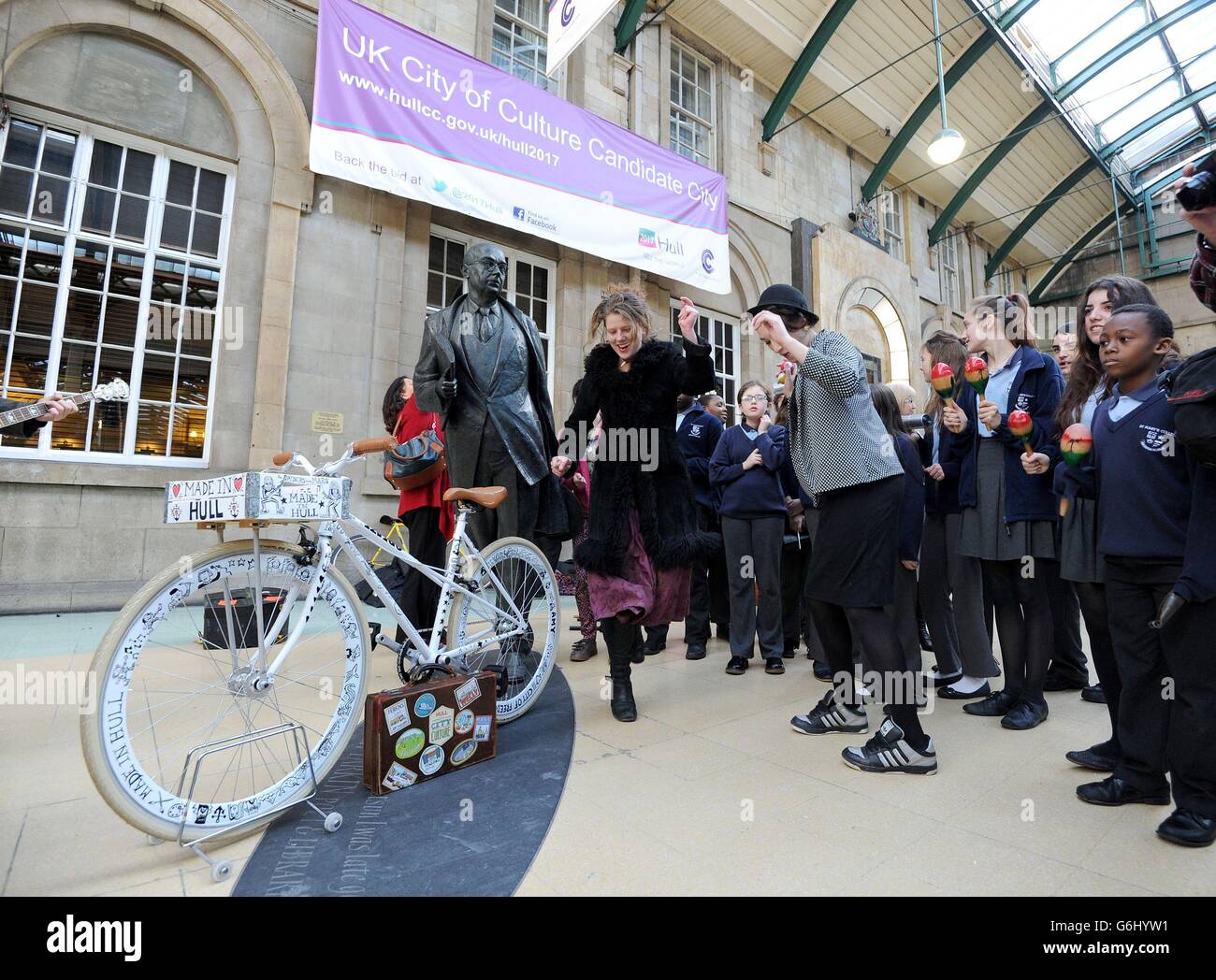 Philip Larkin Statue High Resolution Stock Photography and Images - Alamy