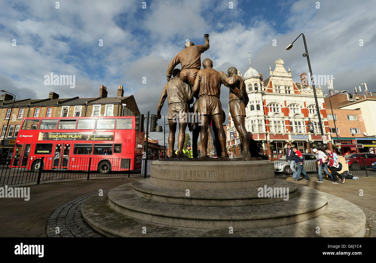 A general view of the 1966 World Cup statue before the Barclays Premier League match at Upton Park, London. PRESS ASSOCIATION Photo. Picture date: Saturday November 2, 2013. See PA story SOCCER West Ham. Photo credit should read: Stephen Pond/PA Wire. . . Stock Photo