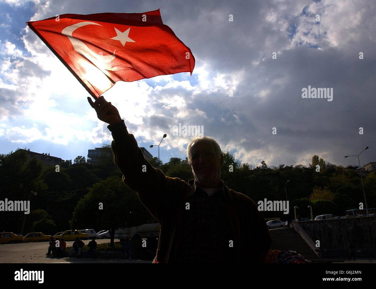 A vendor waves a Turkey flag outside Istanbul's Besiktas Stadium. England play Turkey in their final qualifying match for the 2004 European Football Championships. Stock Photo