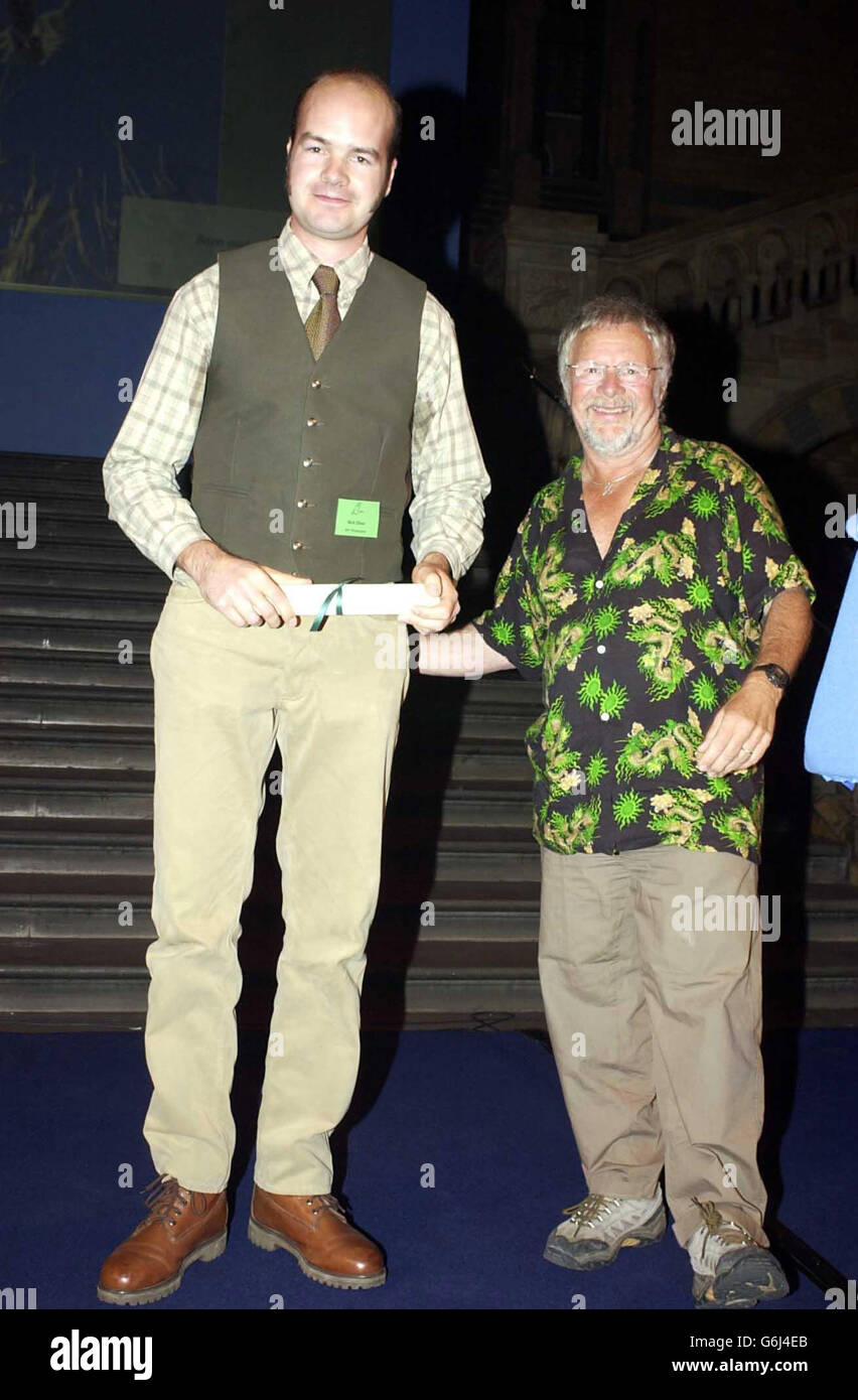 Nick Oliver winner of the Animal Behaviour; Birds section collects his award from Bill Oddie, at the Wildlife Photographer of the Year 2003 awards at The Natural History Museum, Cromwell Rd, London. Stock Photo