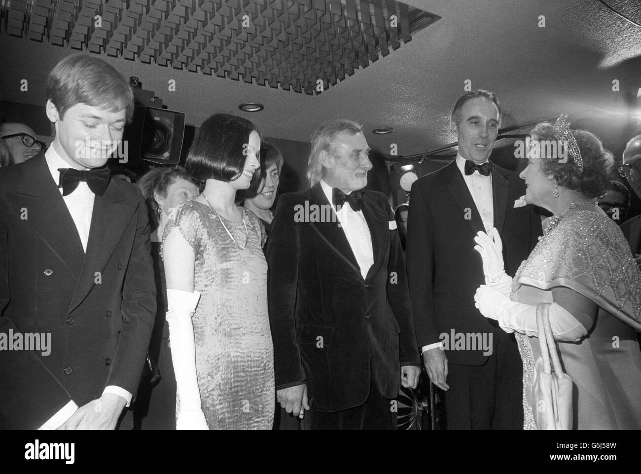 The Queen Mother talks to Spike Milligan and Christopher Lee at the Royal Film Performance of their film The Three Musketeers. Also picture left is Simon Ward. Stock Photo