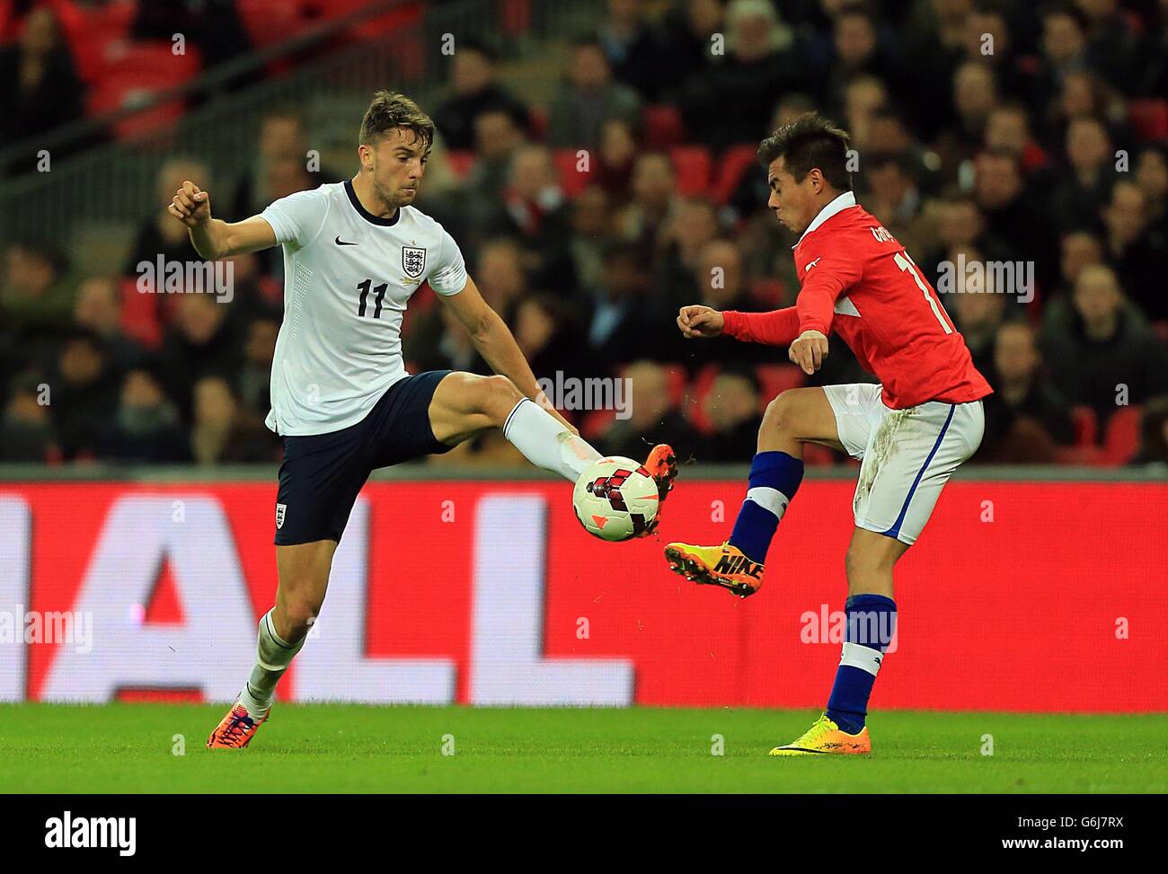 England's Jay Rodriguez battles for the ball with Chile's Eduardo Vargas Stock Photo