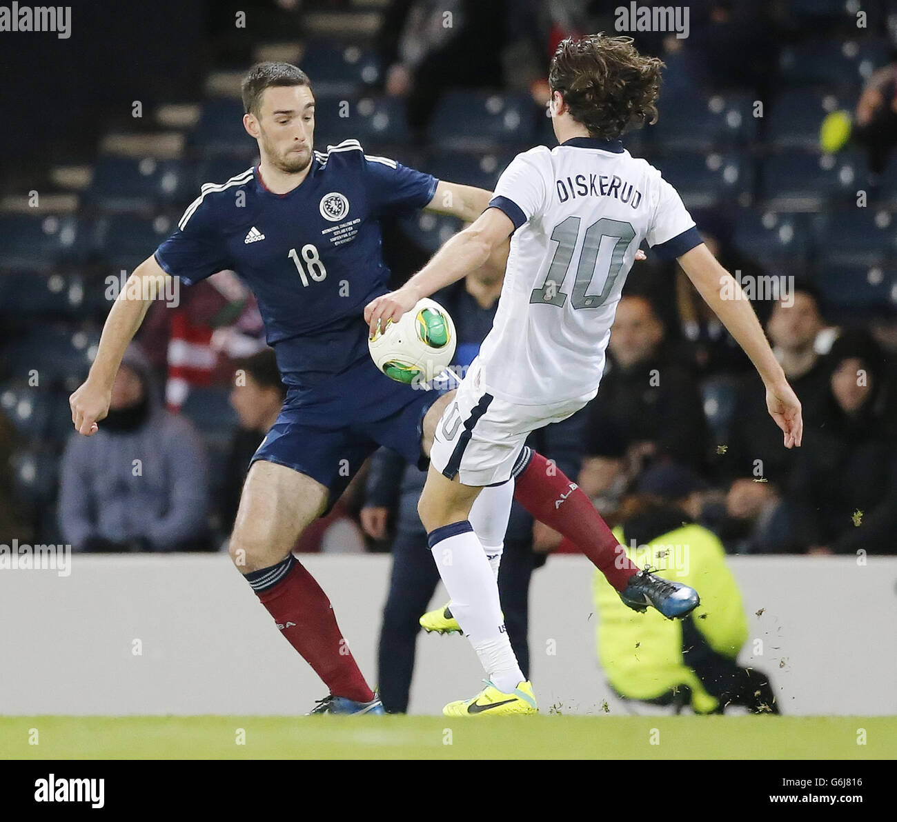 Soccer - International Friendly - Scotland v USA - Hampden Park. Scotland's Lee Wallace and USA's Mix Diskerud battle for the ball during the International Friendly at Hampden Park, Glasgow. Stock Photo