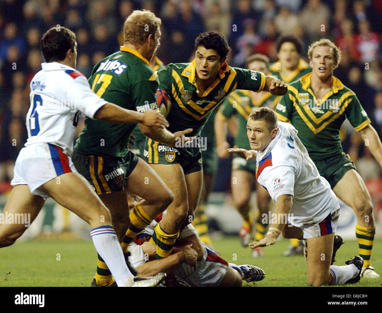 Australia's Craig Wing looks to offload to Michael Crocker (no17) against Great Britain during this evening's opening 'Ashes' clash at the JJB Stadium, Wigan. Stock Photo