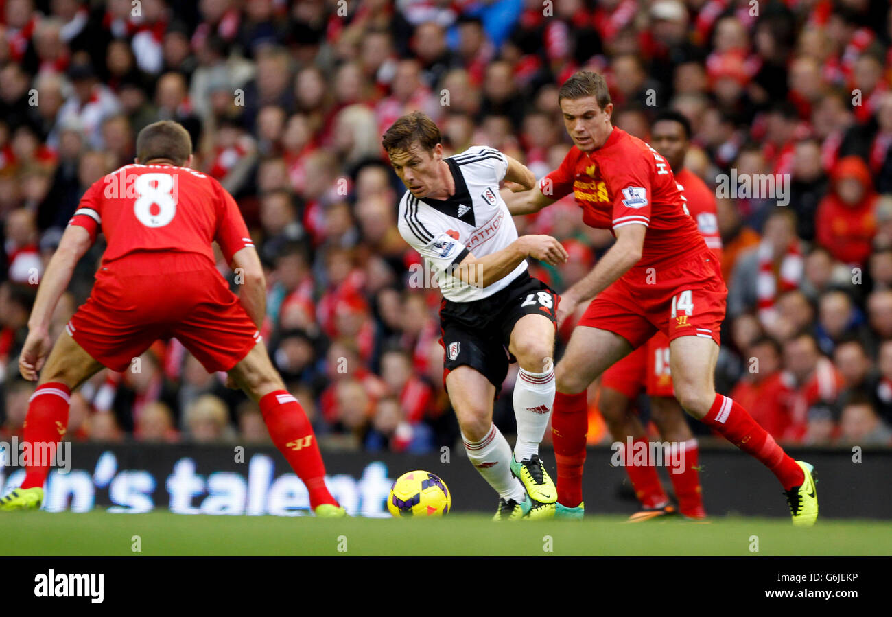 Liverpool's Jordan Henderson (right) and Fulham's Scott Parker (centre) battle for the ball Stock Photo