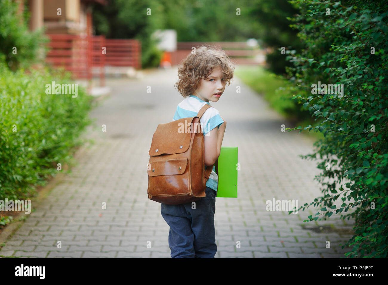 Идти кл. Первоклассники на линейке. Мальчик идет в школу. Дети школьники. Школьник с портфелем.