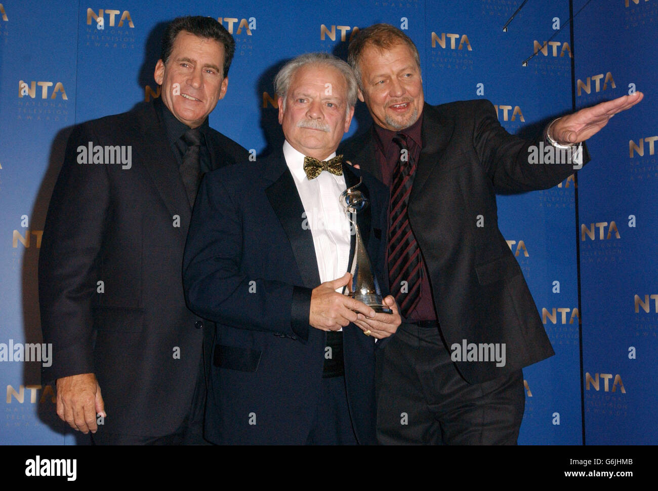 Actor David Jason with his award for Most Popular Drama for Touch of Frost during the annual National Television Awards at the Royal Albert Hall in central London. With him are Starsky and Hutch actors Paul Michael Glaser (left) and David Soul. Stock Photo