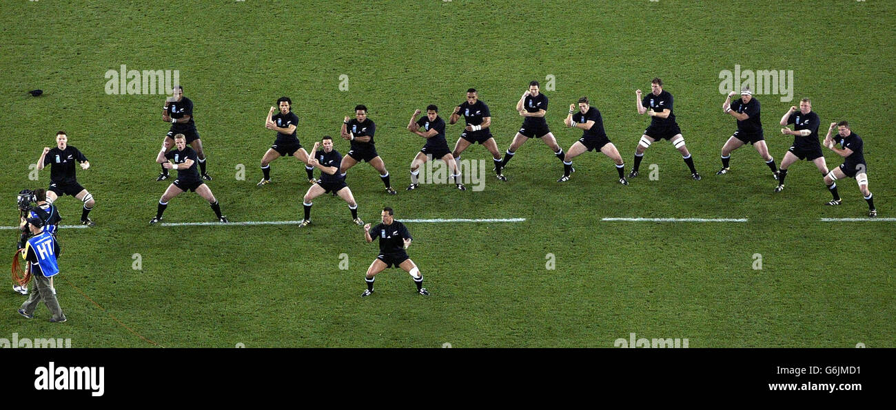 New Zealand do the Haka before their match with South Africa in the first Quarter Final of the Rugby World Cup 2003 at the Telstra Dome, Melbourne. NO MOBILE PHONE USE, INTERNET SITES MAY ONLY USE ONE IMAGE EVERY FIVE MINUTES DURING MATCH. Stock Photo