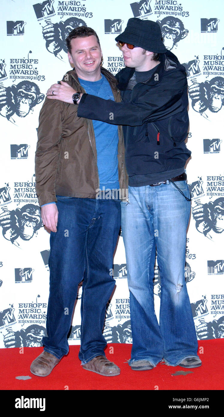 Dance act The Chemical Brothers (Tom Rowlands, right, Ed Simons, left)  backstage during the MTV Europe Music Awards 2003 at Western Harbour in  Leith, Edinburgh Stock Photo - Alamy