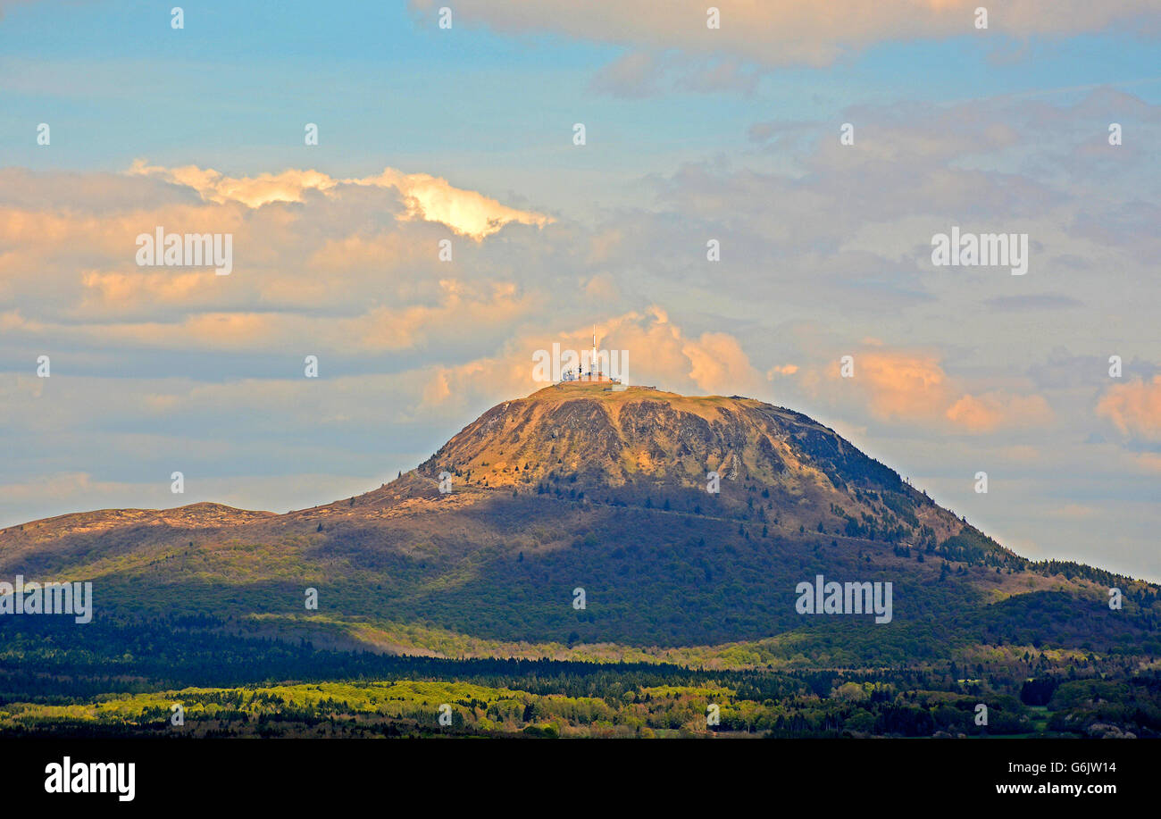 Auvergne volcanoes massif hi-res stock photography and images - Alamy