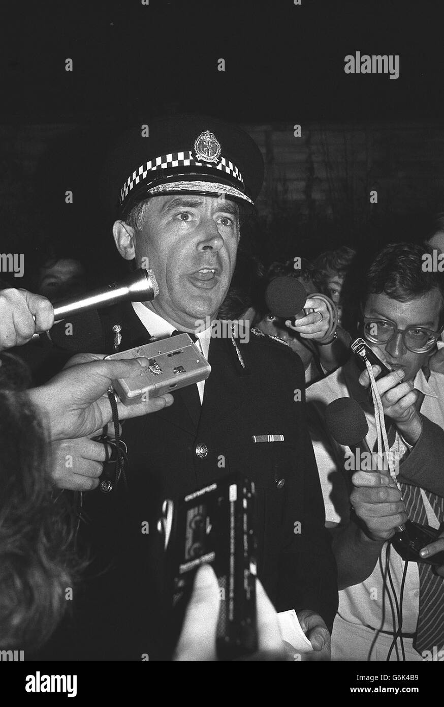 The Chief Constable of Thames Valley Police, Colin Smith, talks to news reporters summing up the events following the Hungerford massacre, where 14 people were shot dead by Michael Ryan. Stock Photo