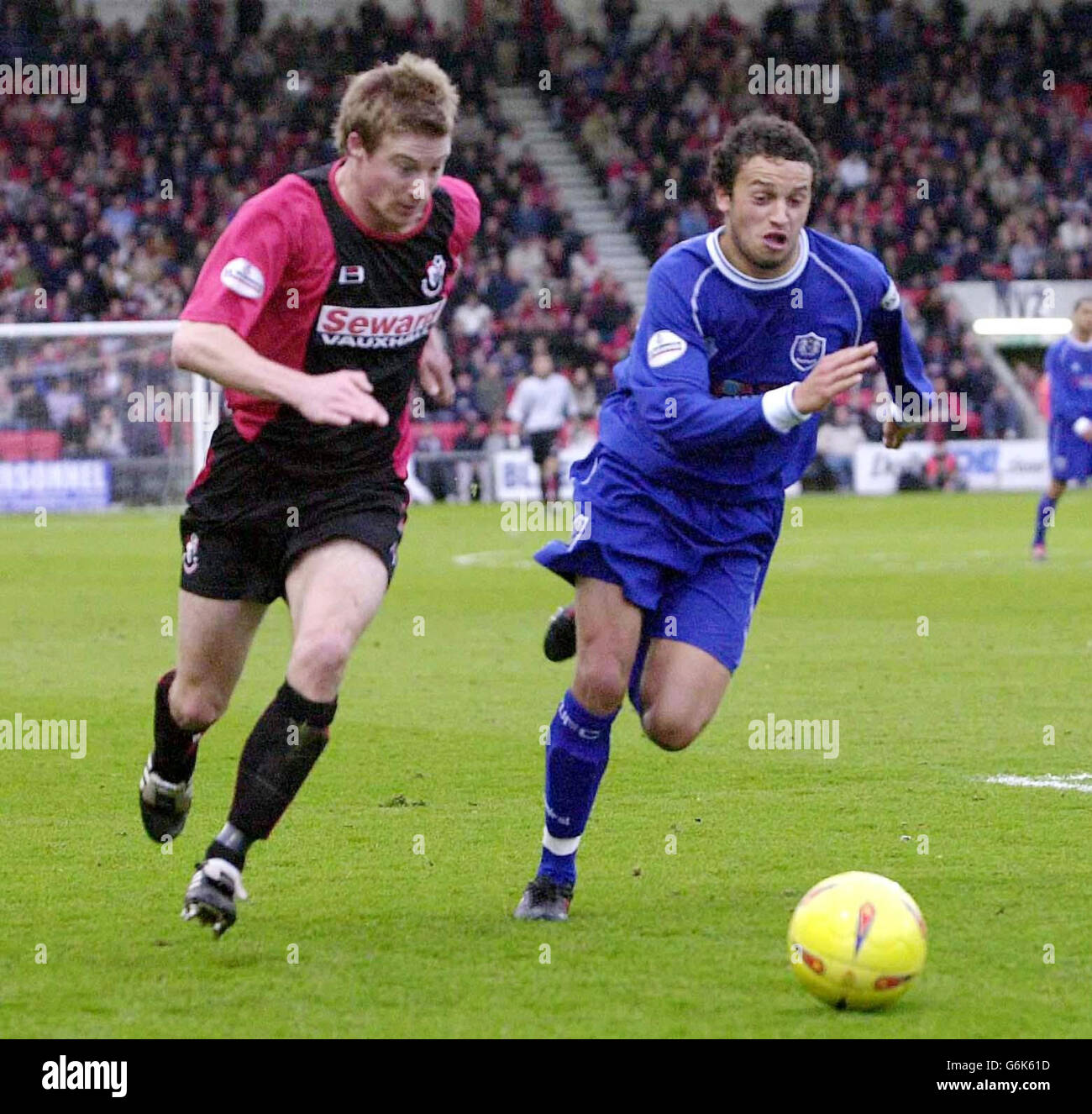 Bournemouth's Warren Cummings (left) chases Gareth Jellyman of Peterborough, during the Nationwide Division Two match at the Dean Court Stadium, Bournemouth, ONLY BE USED WITHIN THE CONTEXT OF AN EDITORIAL FEATURE. NO UNOFFICIAL CLUB WEBSITE USE. Stock Photo