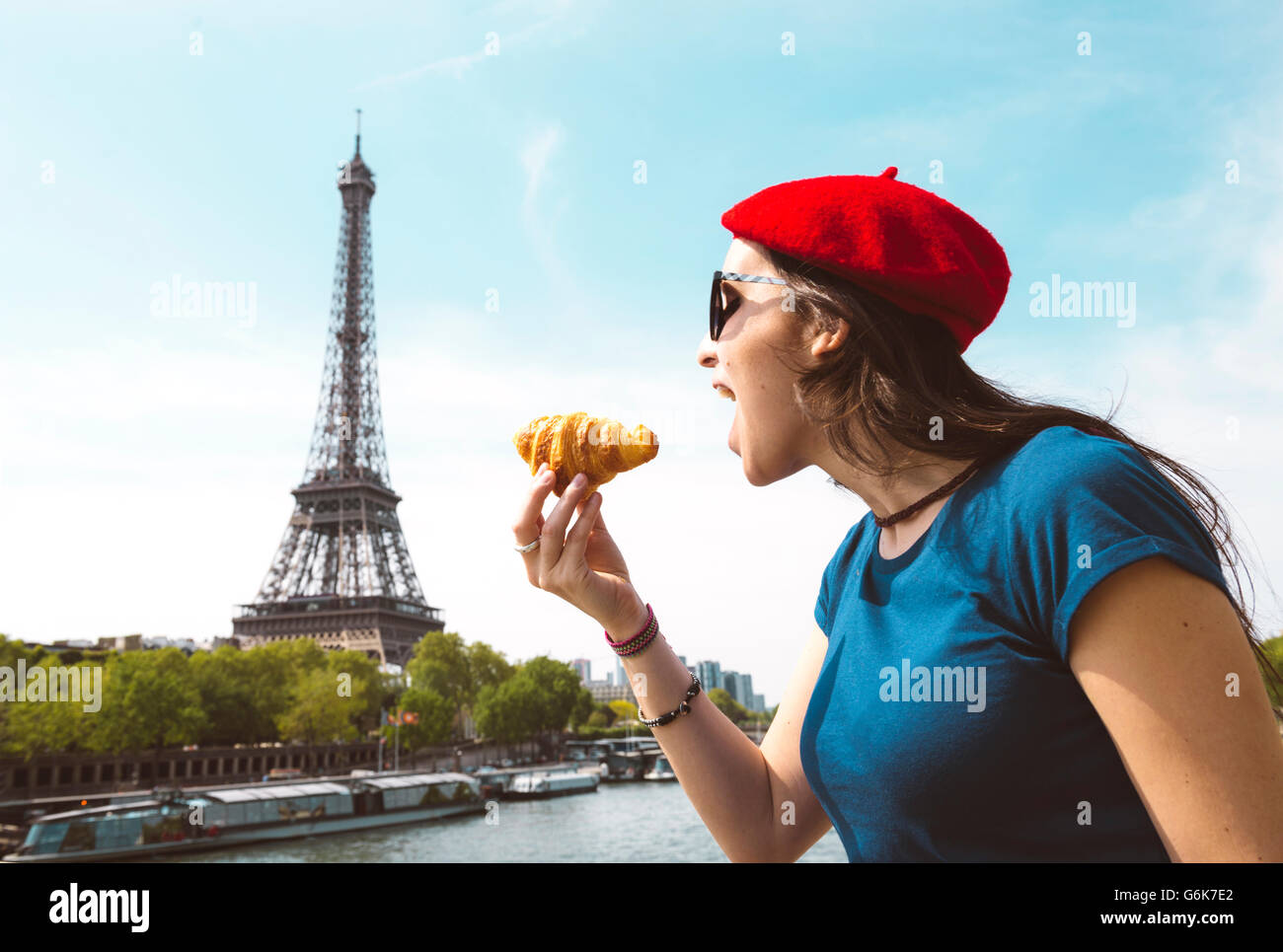 Кафе в париже круассан кафе. Завтрак во франции. Кофе в кафе. Капучино с круассаном в италии. Красивый незнакомец из парижа разрешил попробовать круассан.