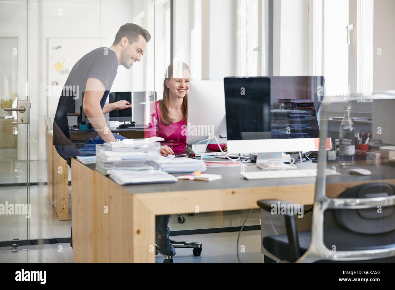 Woman office smile man hi-res stock photography and images - Alamy