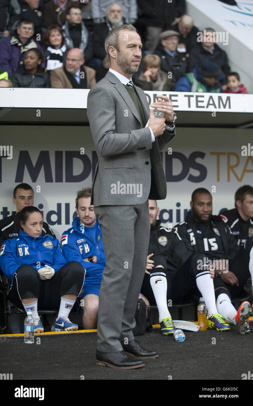 Soccer - Sky Bet League One - Notts County v Wolverhampton Wanderers - Meadow Lane. Notts County manager Shaun Derry takes his place on the touchline before kick-off Stock Photo