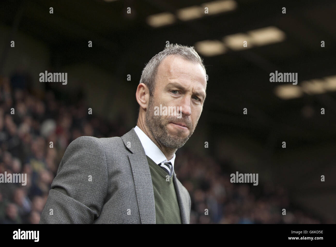 Soccer - Sky Bet League One - Notts County v Wolverhampton Wanderers - Meadow Lane. Notts County manager Shaun Derry takes his place on the touchline before kick-off Stock Photo