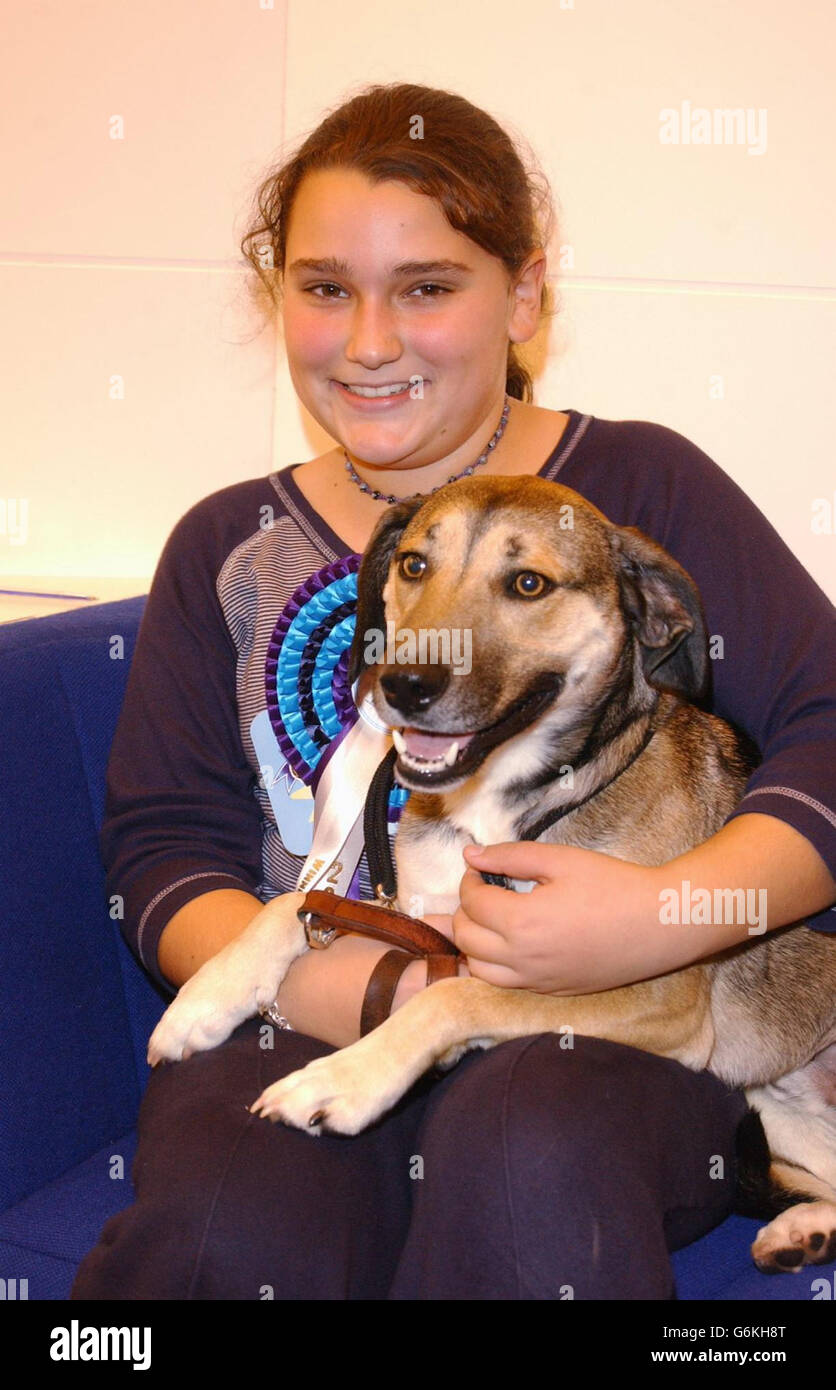 Arzhia Habibi, 11 from Brighton, holds Dylan, the winner of The Pal Scrufts Family Crossbread of the Year 2003.The competition was judged by TV Vet Joe Inglis at Earls Court 2 in London. Stock Photo