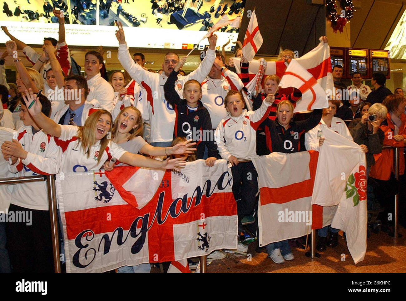 Rugby fans cheer as they wait hi-res stock photography and images - Alamy