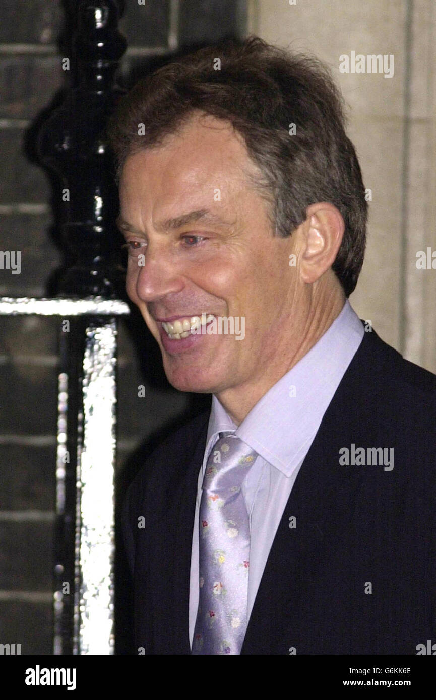 Tony Blair on the steps of Downing Street Stock Photo - Alamy