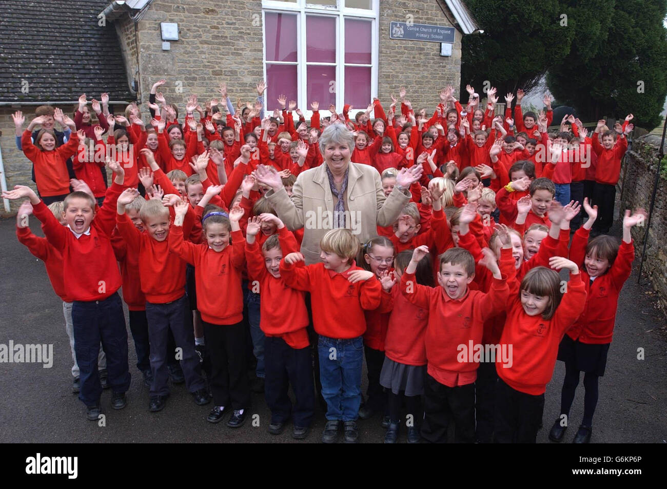 Pupils From Combe Church Of England Primary School Hi res Stock 