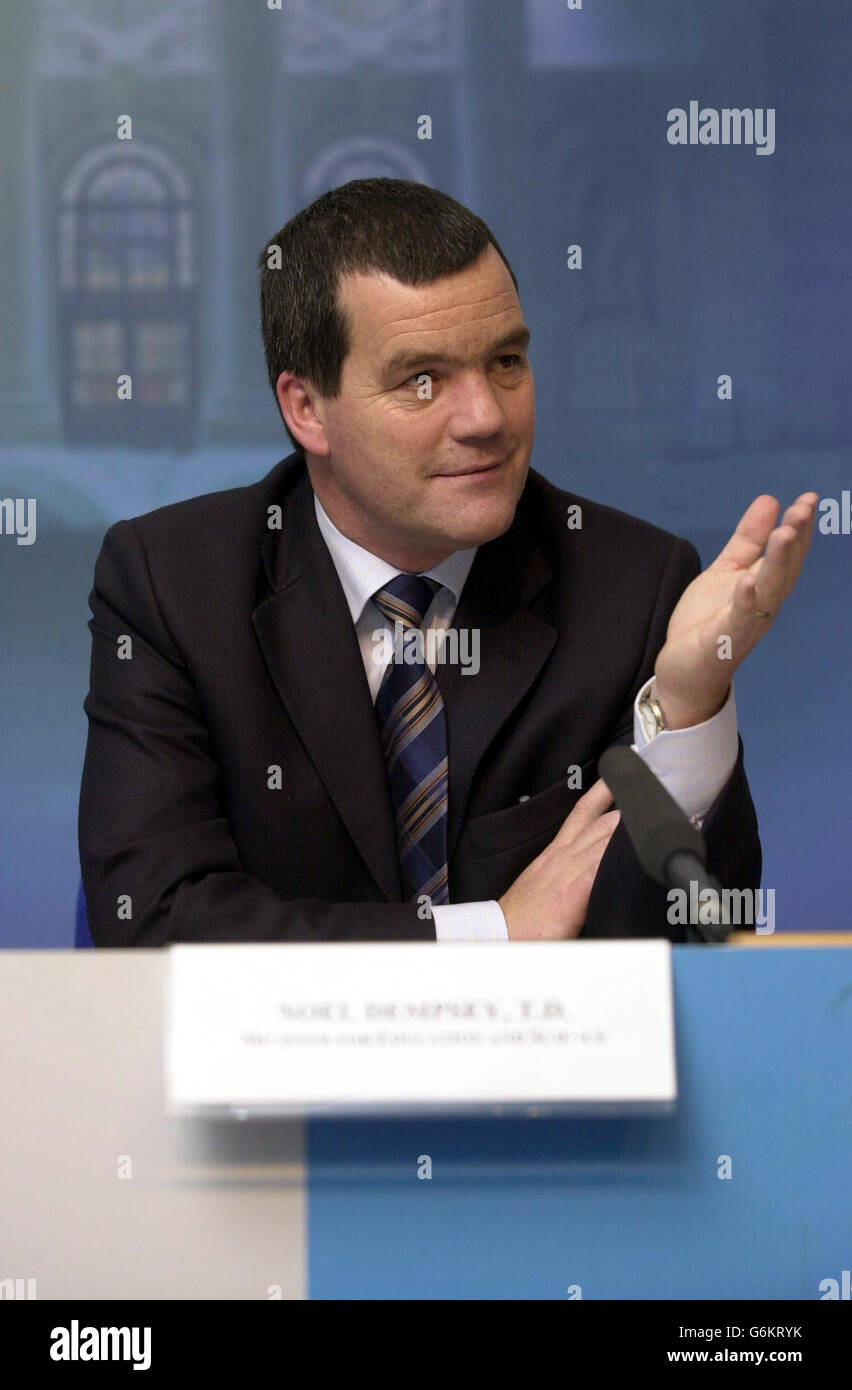 Minister for Education, Noel Dempsey, speaking to media after the Minister for Finance, Charlie McCreevy's pre-budget estimates for 2004, at the Government Buildings, Dublin, Ireland. Mr McCreevy stressed the need for government spending to be limited following the end of the so-called Celtic Tiger economic boom times, and said that exchequer expenditure next year would go up by just 5% - to 28.25billion (40.4 billion). Stock Photo