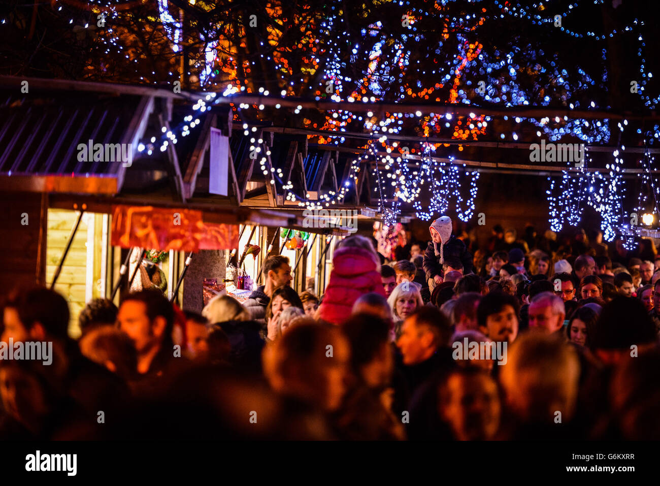 Shoppers harrogate christmas market on stray hires stock photography