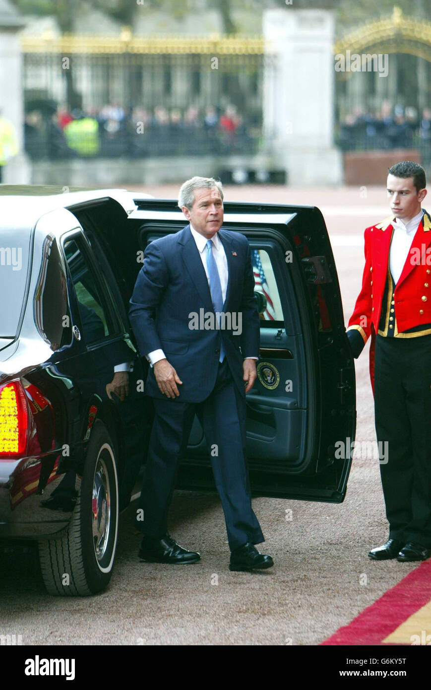 US President George W. Bush arrives at Buckingham Palace for the official American State ceremony taking place. Traditional British pomp and ceremony, including a 41-gun salute, was laid on for start of the historic state visit. The President and Mrs Bush stayed overnight at the Palace before the official welcome ceremony. Stock Photo