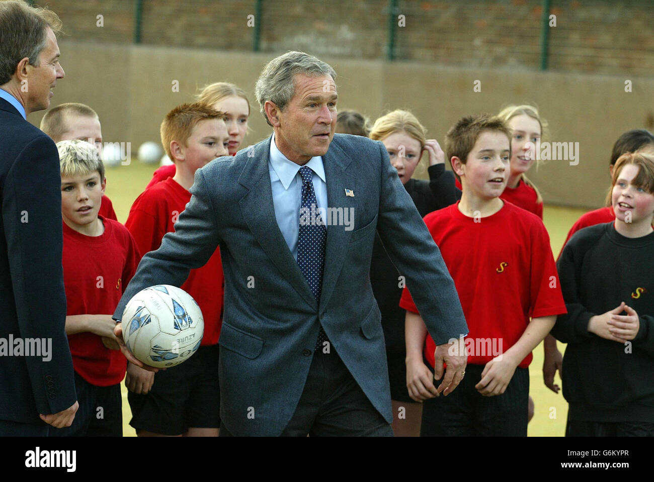 British Prime Minister Tony Blair watches US President George Bush throw a ball with school children from Sedgefield Community College, County Durham. It was understood that today's trip was designed to offer the chance for the Mr Blair and President Bush to spend time together in more relaxed conditions, following the high-profile speeches, political discussions and pageantry of the past two days. Stock Photo