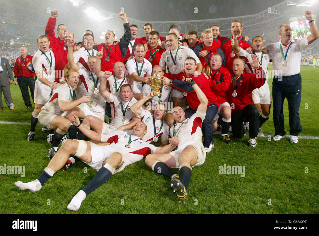 England team celebrate with the Webb Ellis trophy after beating Australia in the Rugby World Cup Final at the Telstra Stadium, Sydney, Australia. Stock Photo