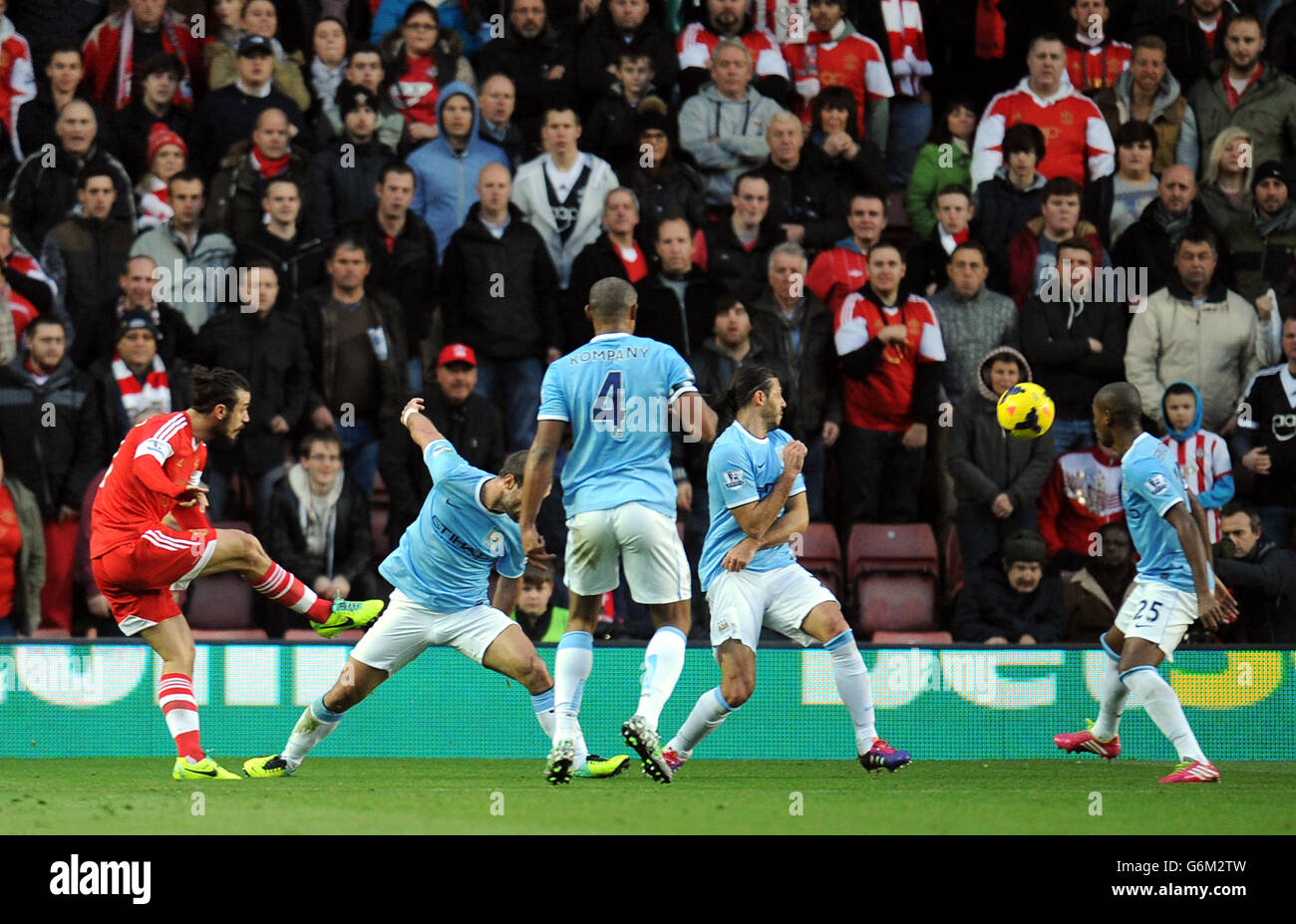 Southampton's Pablo Daniel Osvaldo (left) scores his teams equalising goal to make the score 1-1 Stock Photo