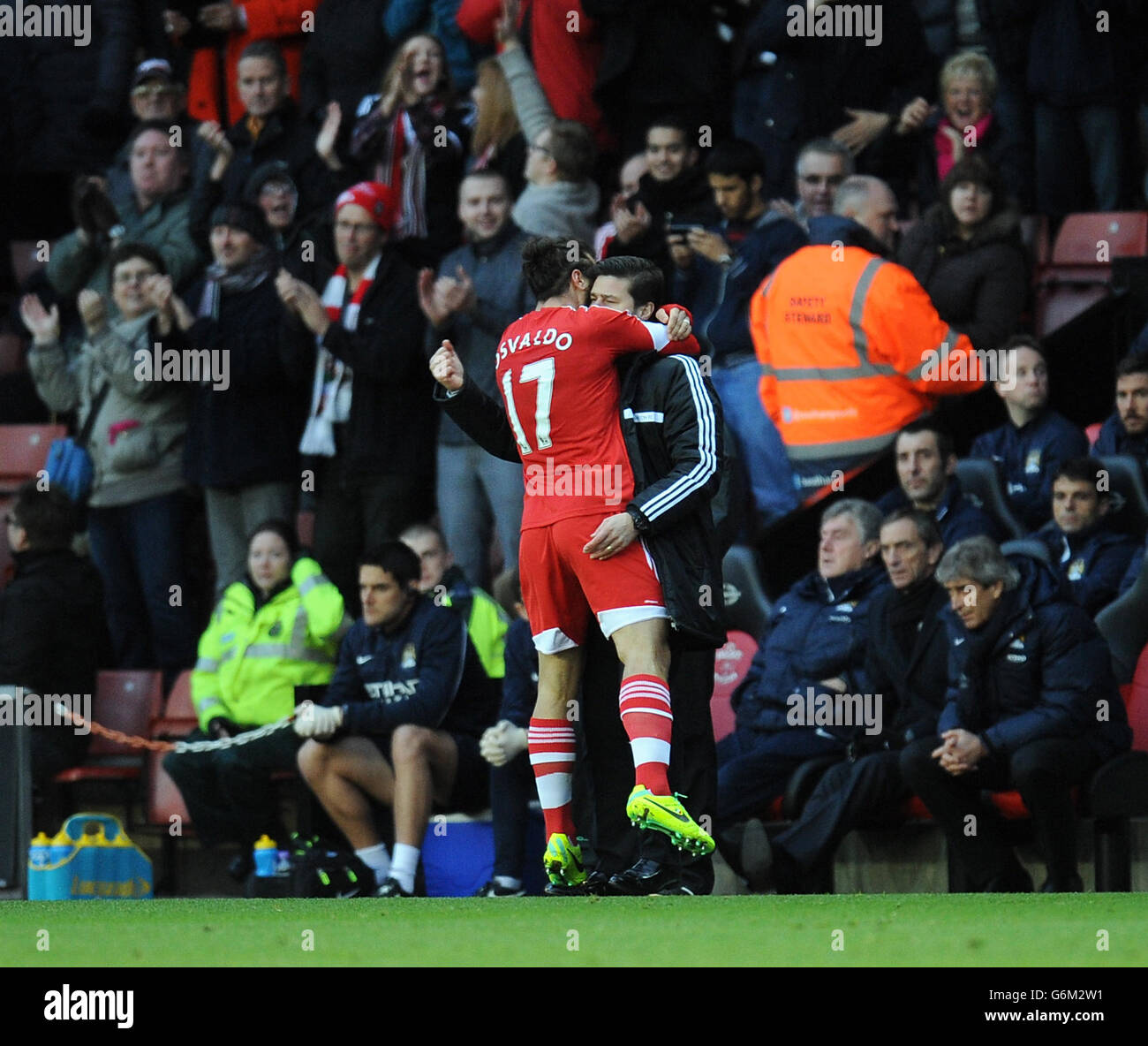 Southampton's Pablo Daniel Osvaldo (left) celebrates with Southampton manager Mauricio Pochettino after he scores his teams equalising goal to make the score 1-1 Stock Photo