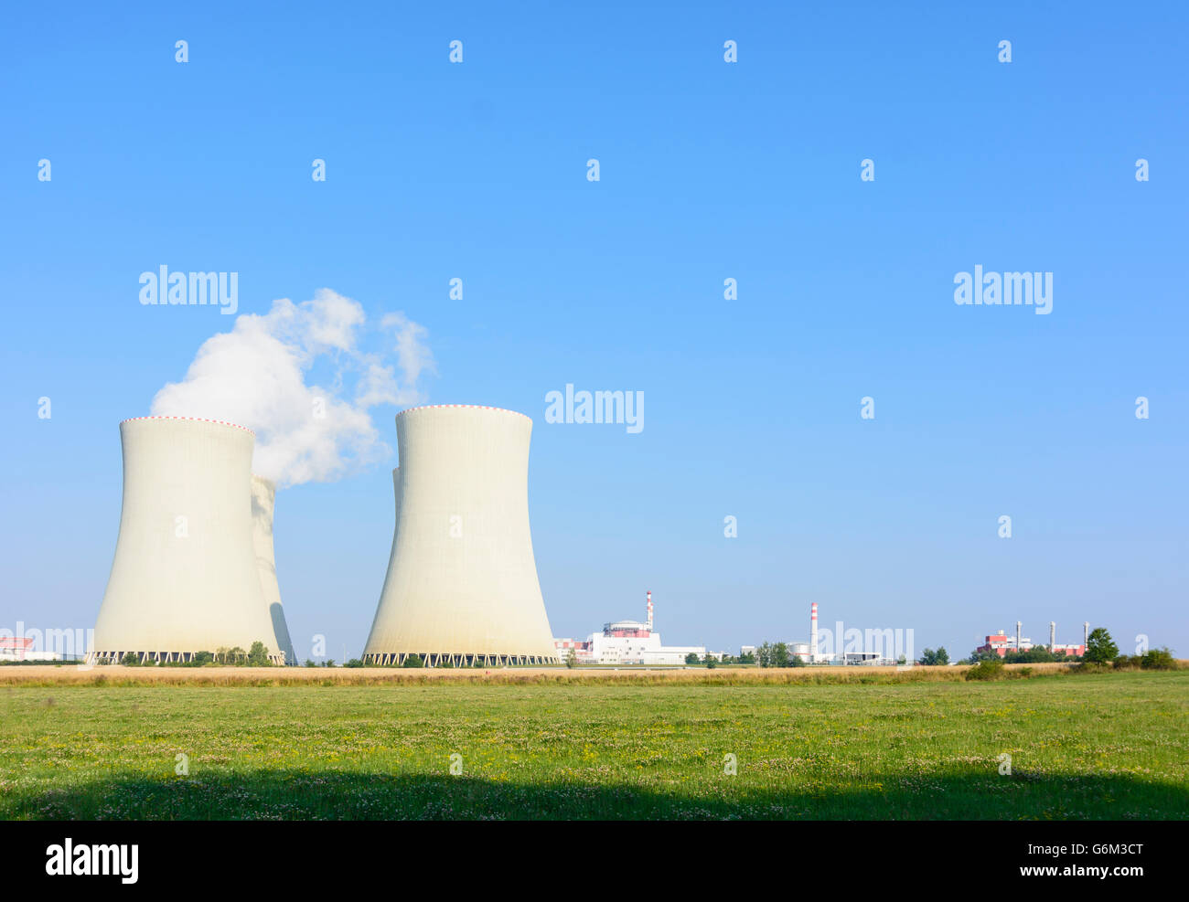 Temelin nuclear power plant : cooling towers and reactor building, Temelin, Czech Republic, Jihocesky, Südböhmen, South Bohemia, Stock Photo