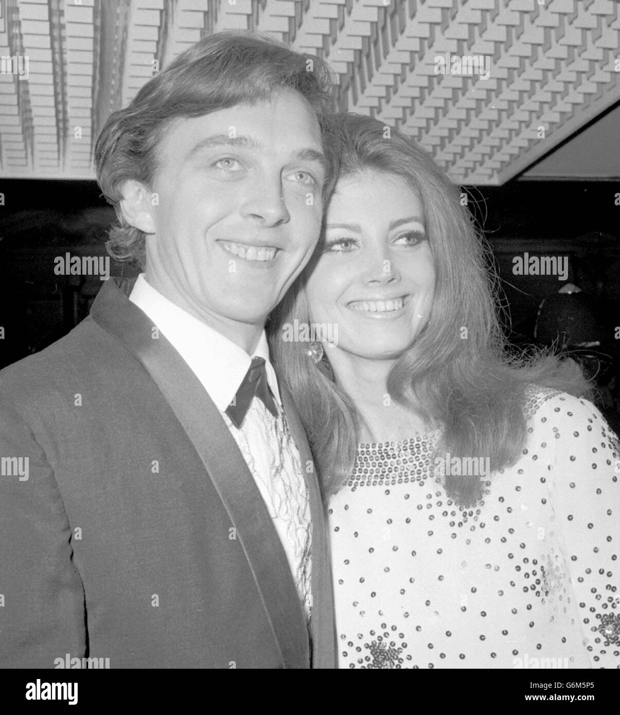 https://c8.alamy.com/comp/G6M5P5/david-hemmings-and-his-american-wife-gayle-arriving-at-the-premiere-G6M5P5.jpg