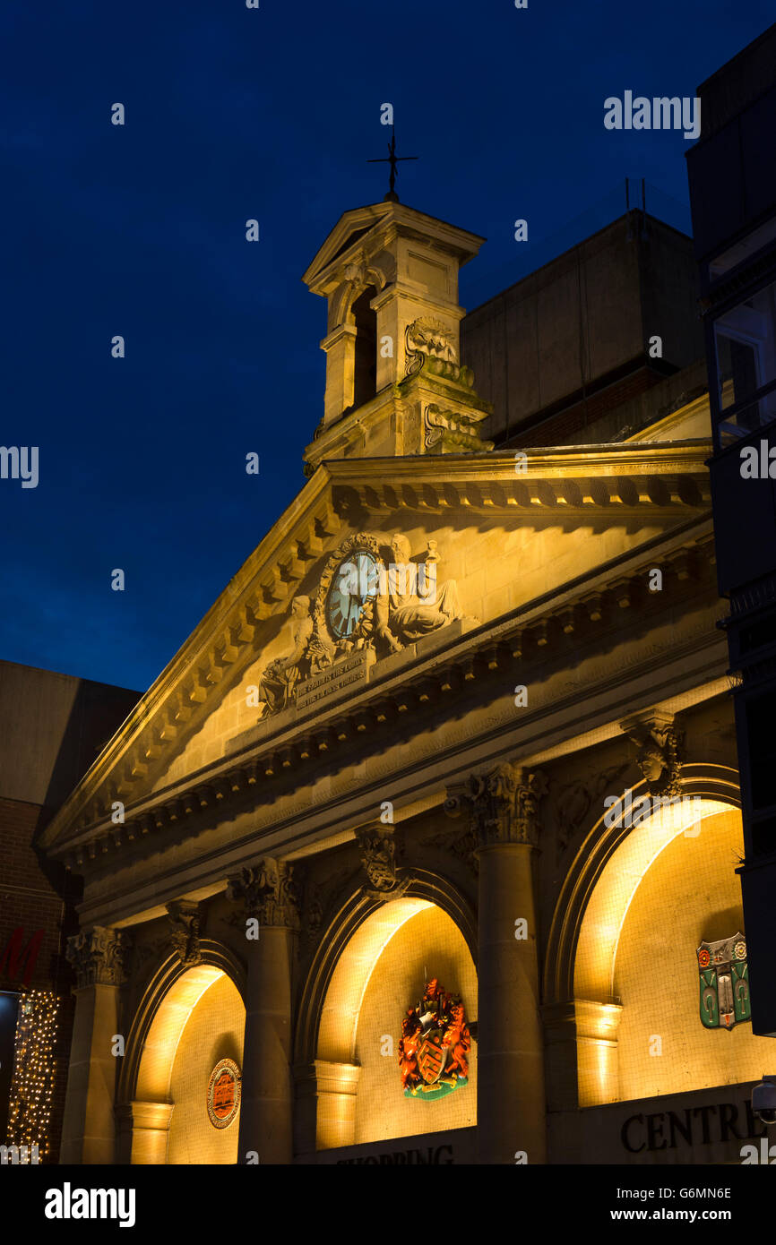 UK, Gloucestershire, Gloucester, Eastgate shopping centre at night