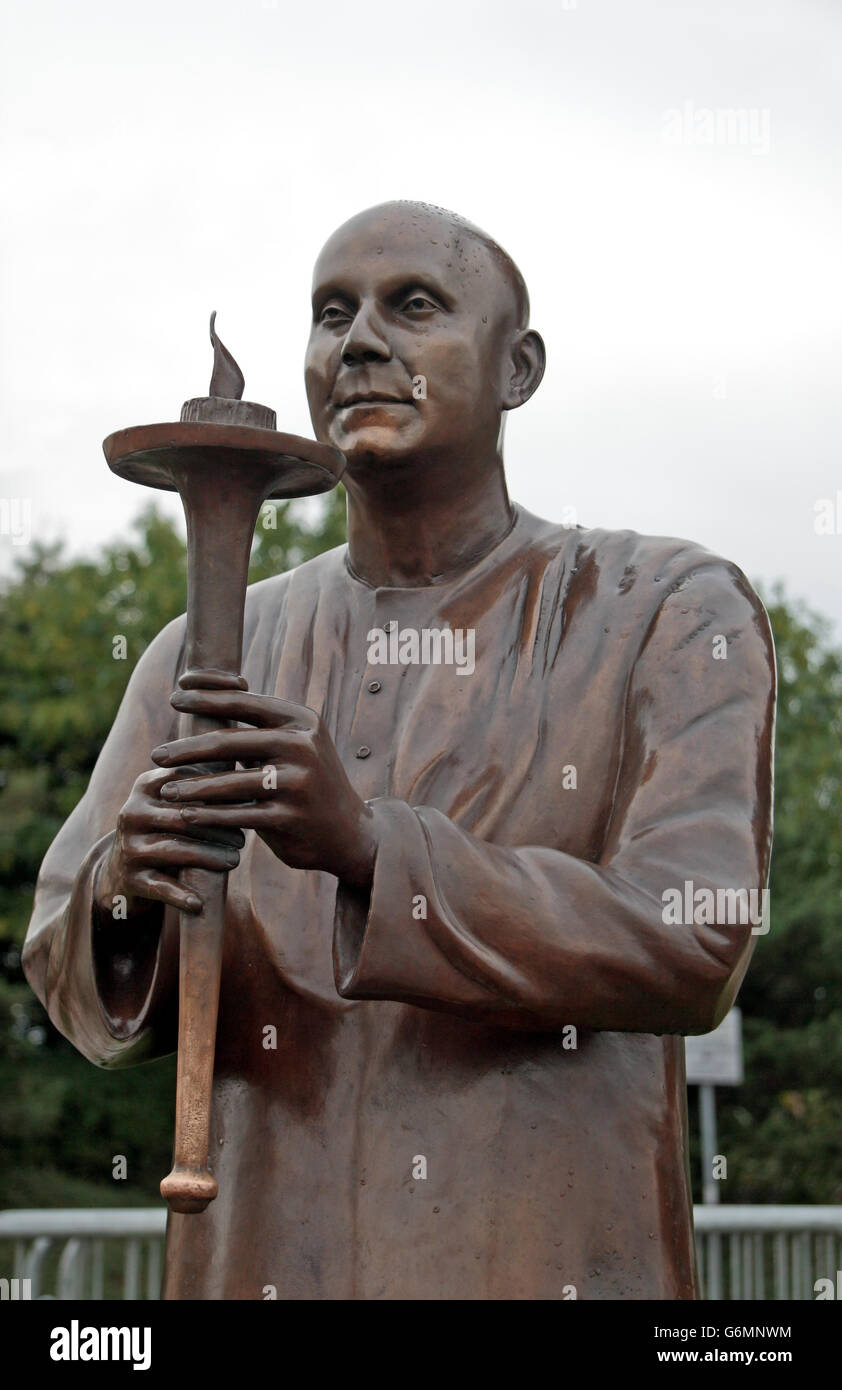 World harmony peace statue hi-res stock photography and images - Alamy