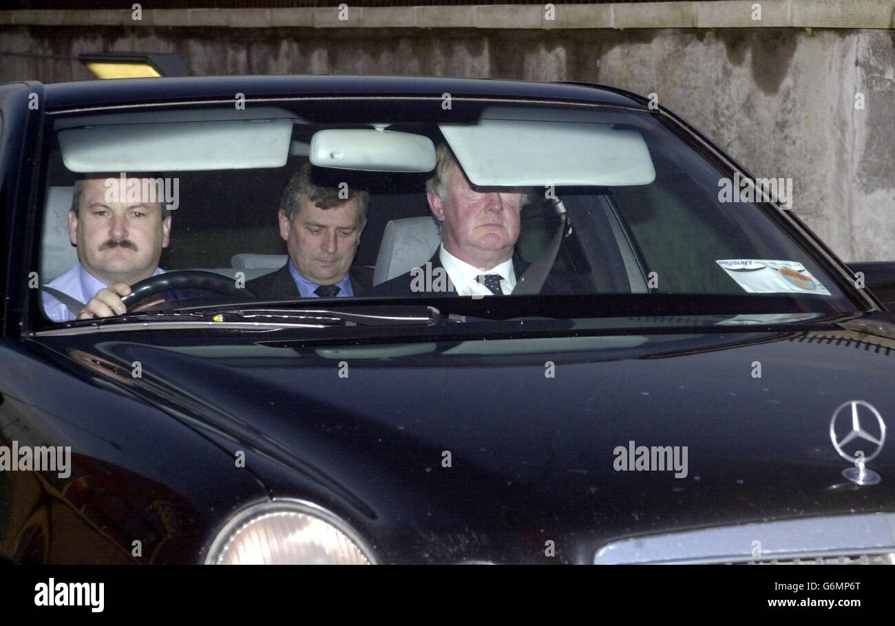 Minister for Arts, Sports and Tourism, John O'Donoghue, (with car visor down) departs, after giving evidence at the Morris Tribunal, held in Dublin, into alleged Gardai corruption in Donegal . Stock Photo