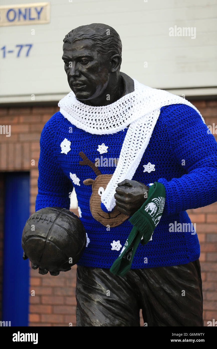 Soccer - Barclays Premier League - Everton v Fulham - Goodison Park. A statue of Everton legend Dixie Dean wearing a Christmas Jumper, outside Goodison Park Stock Photo