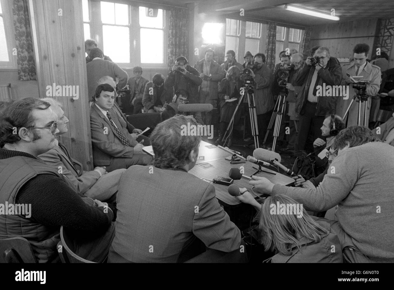 Representatives of the miners face the media during a press conference at the Normanton WMC, including Terry Moore of Allerton Bywater colliery (left) and Spencer Babtiste MP (sat with back to pillar). Stock Photo