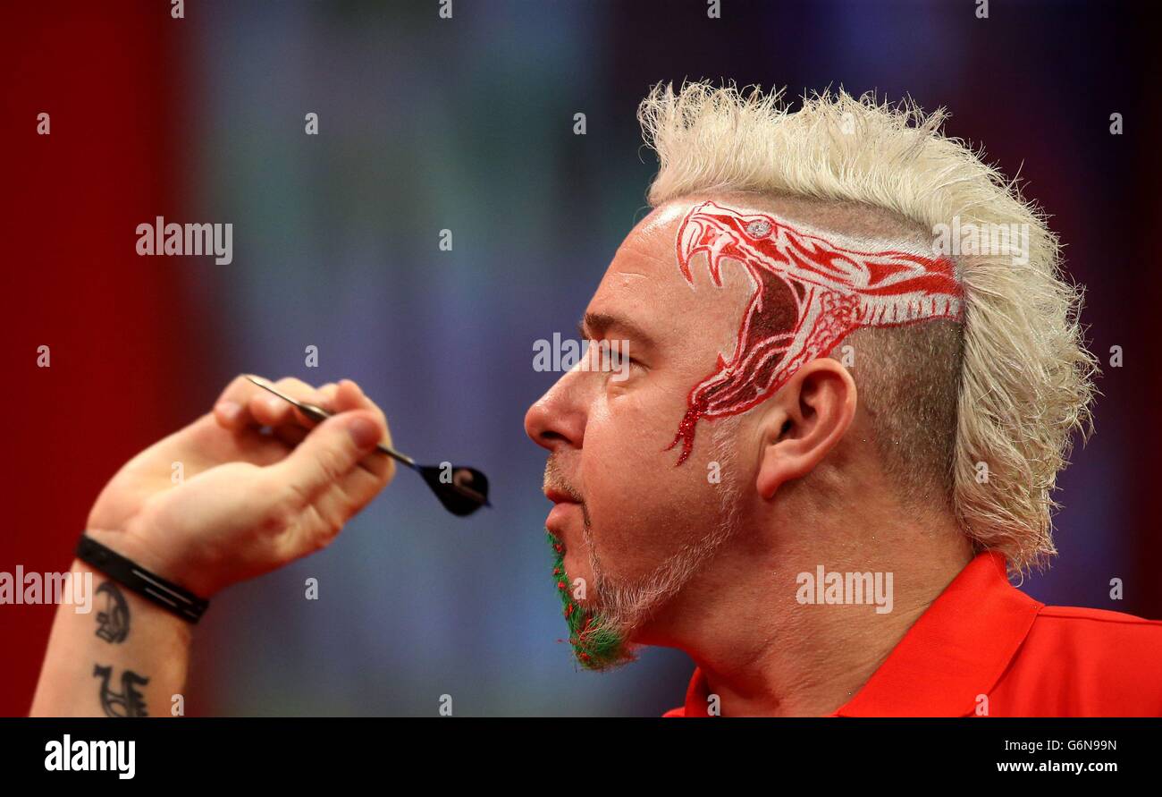 Peter Wright throws during his match against Per Laursen during day eight  of The Ladbrokes World Darts Championship at Alexandra Palace, London Stock  Photo - Alamy