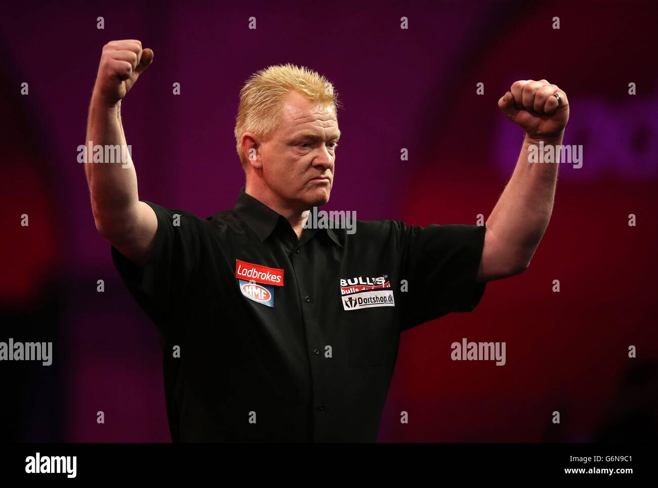 Per Laursen celebrates a point during his match against Peter Wright