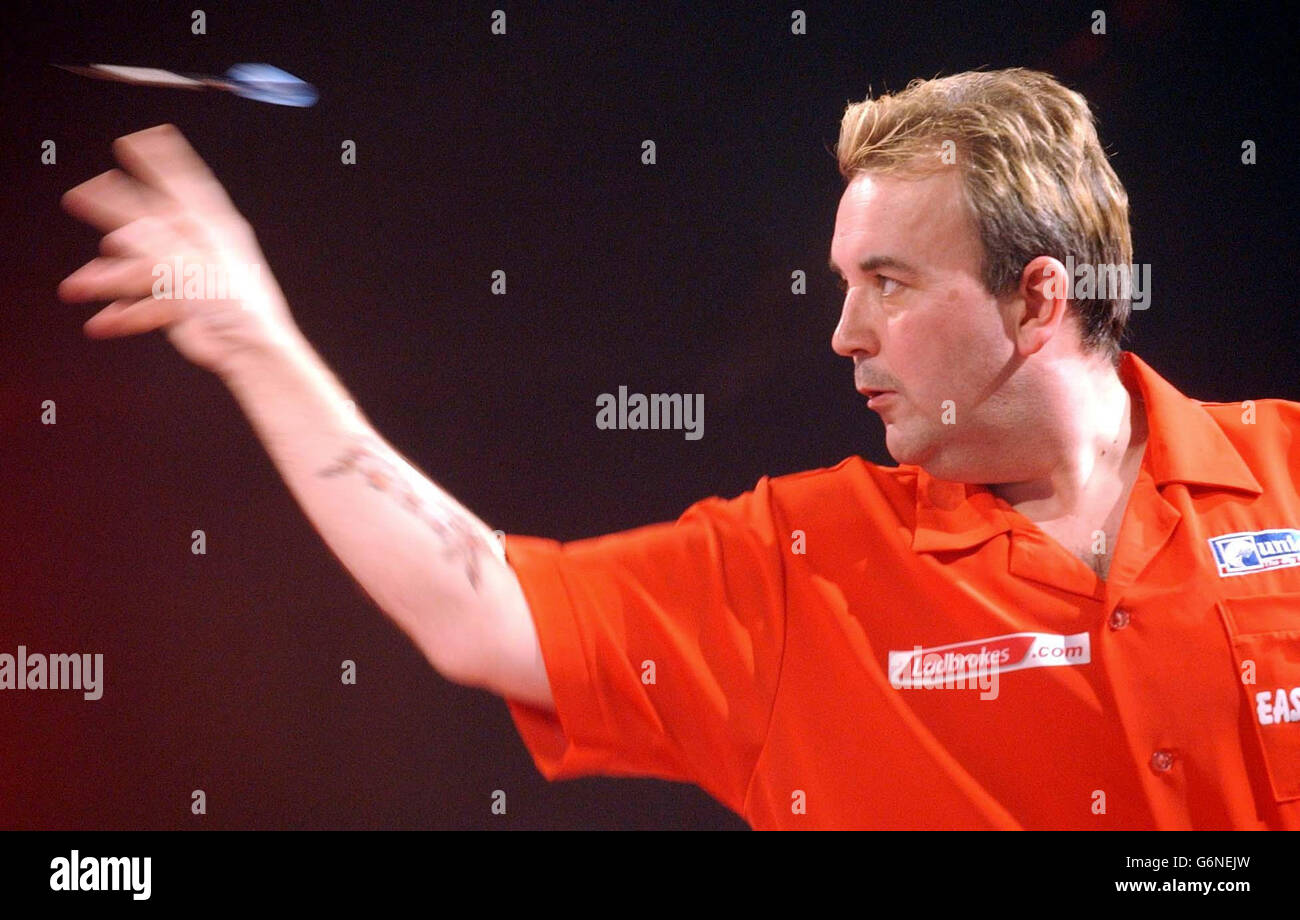 Phil Taylor takes a throw before the start of his semifinal match against Wayne Mardle in the