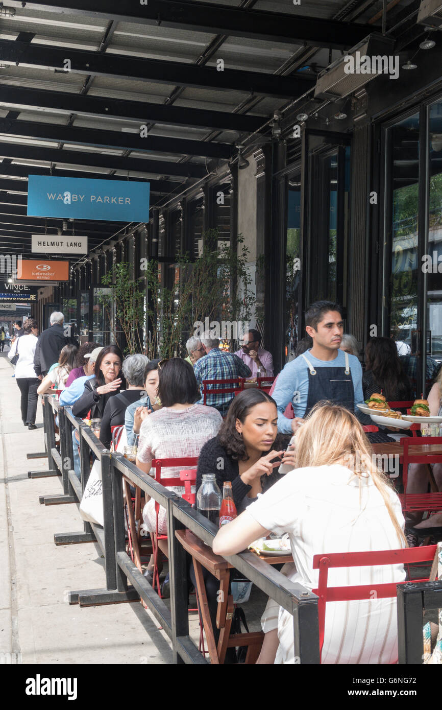 Bubby's Restaurant, Outdoor Patio Dining Area, Meatpacking District, NYC, USA Stock Photo