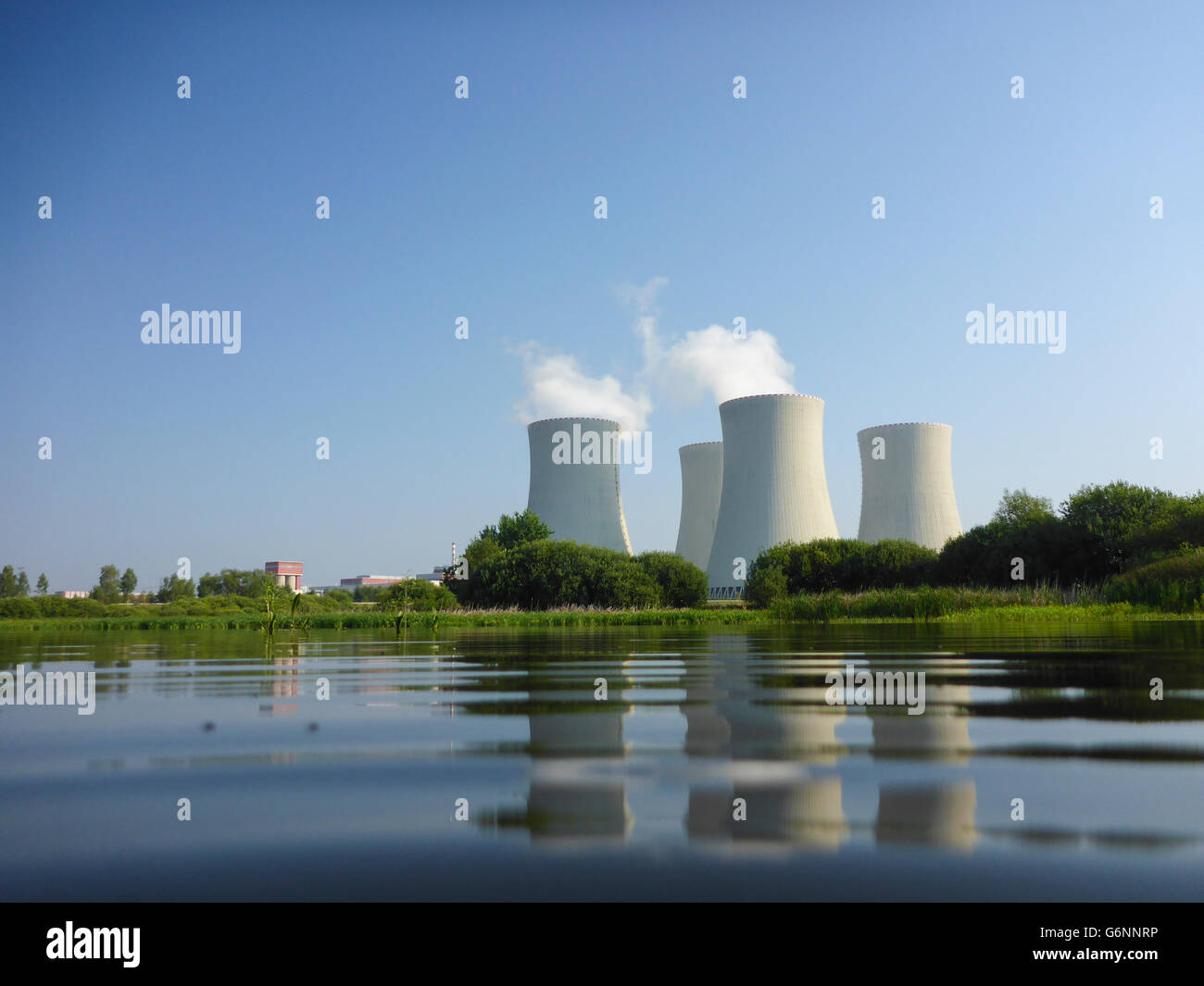 Temelin nuclear power plant : cooling towers and reactor building, Temelin, Czech Republic, Jihocesky, Südböhmen, South Bohemia, Stock Photo