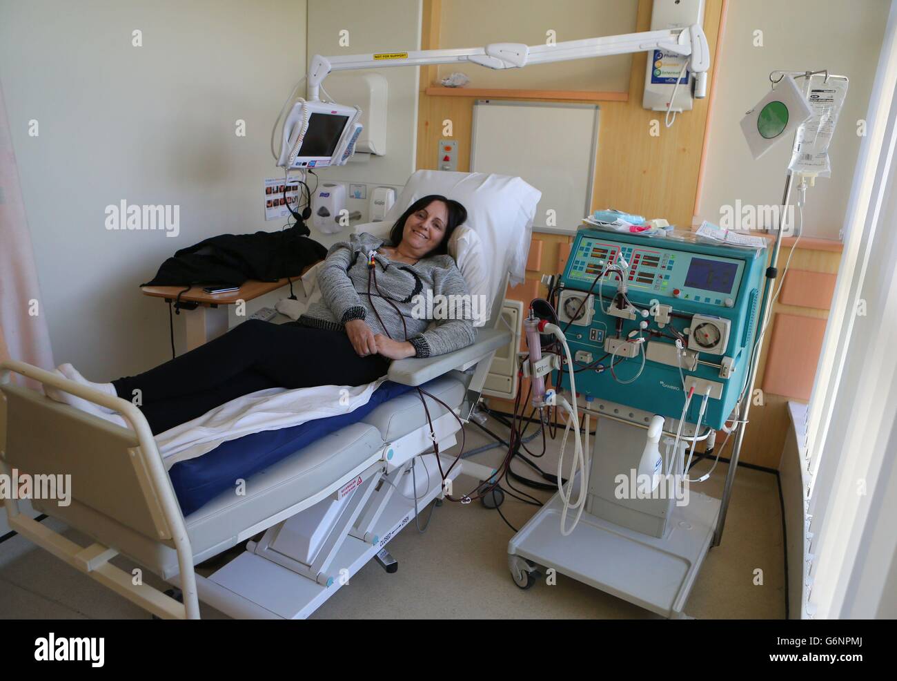 Julie Rogers lies in her hospital bed on the Renal Unite at The Royal Bolton hospital as she waits to given a kidney by workmate Helen Cavanagh. Stock Photo