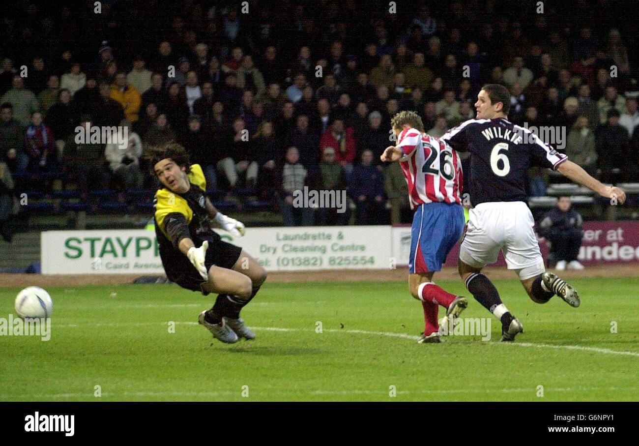 Dundee Keeper Julian Speroni can only watch as Nuno Capucho's shot goes ...