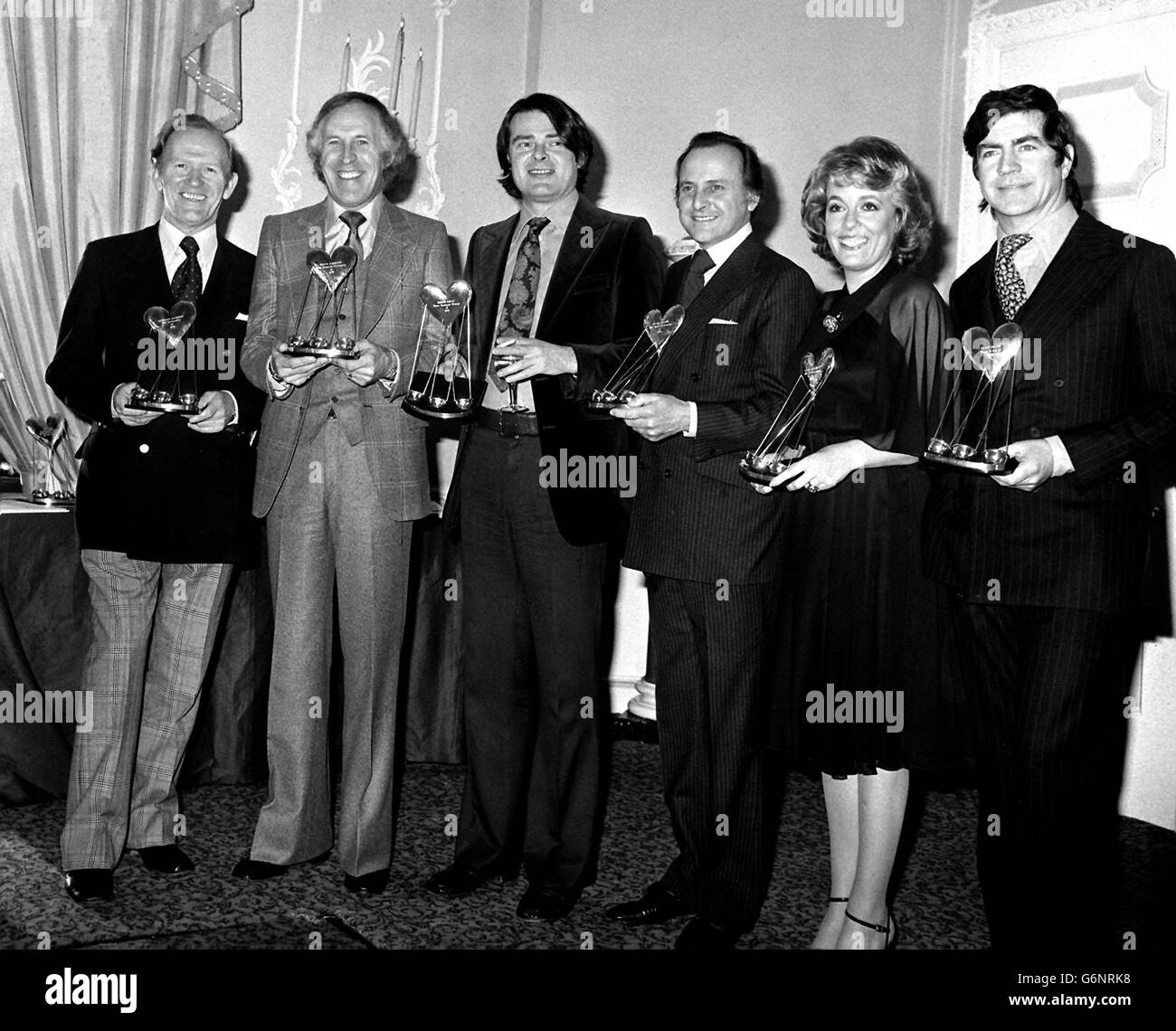 Variety Club of Great Britain's Show business luncheon at the Dorchester Hotel, the following received awards. (Left to right) Gordon Jackson (ITV Personality); Bruce Forsyth (Show Business Personality of 1975); Simon Gray (Show Business writer, for his play Otherwise Engaged); David Jacobs (BBC Radio Personality); Esther Rantzen (Joint BBC TV Personality) and Alan Bates (Stage actor, for his performance in Otherwise Engaged). Stock Photo