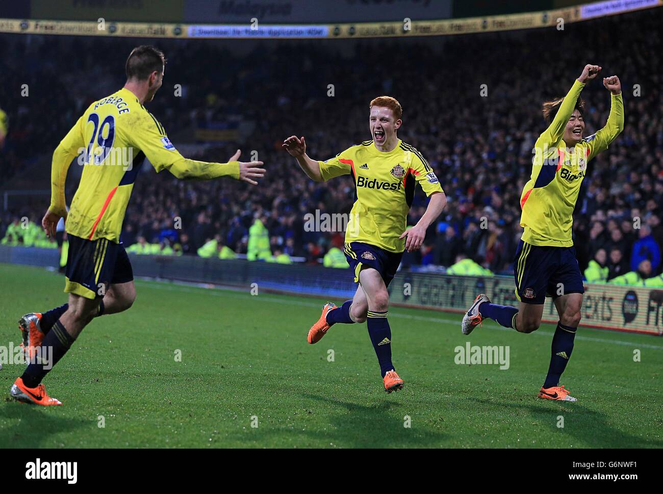 Sunderland's Jack Colback (centre) celebrates with his team-mates ...